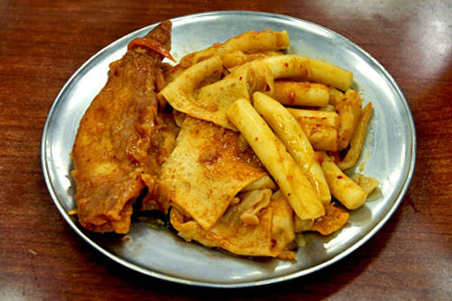 可以直接就着锅吃,如果觉得太烫,可以用汤勺取出食材放在自己的碟子里慢慢享用。