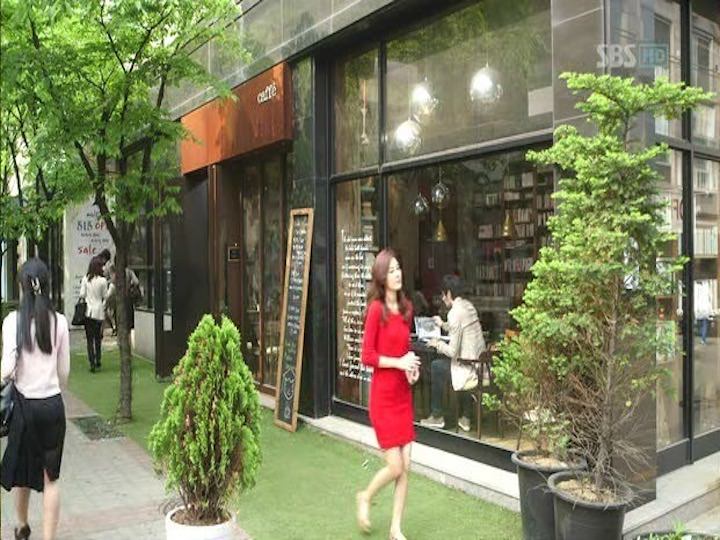 “道振”和“伊秀”出现在同一镜头中却未相识的场景
※图片来源:《绅士的品格》剧照