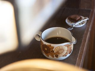 倒在复古茶具的“过滤咖啡”深受女性顾客喜爱(咖啡韩药房)