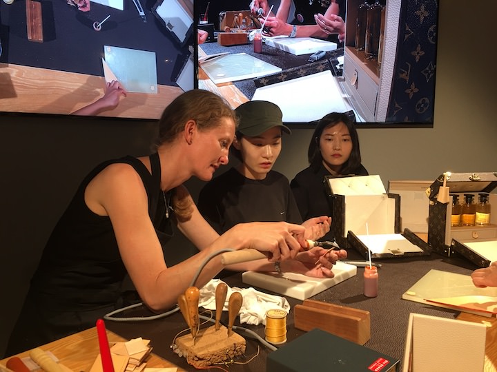 来自法国的LV包包制作技师
