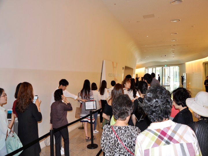 排队等待进入展馆