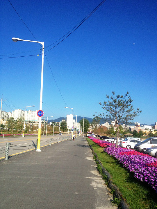 春川火车站对面宽阔的马路
