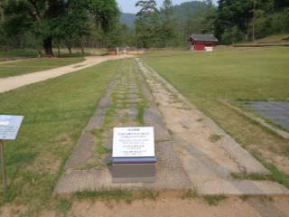 中间铺着石头的道叫“神道”