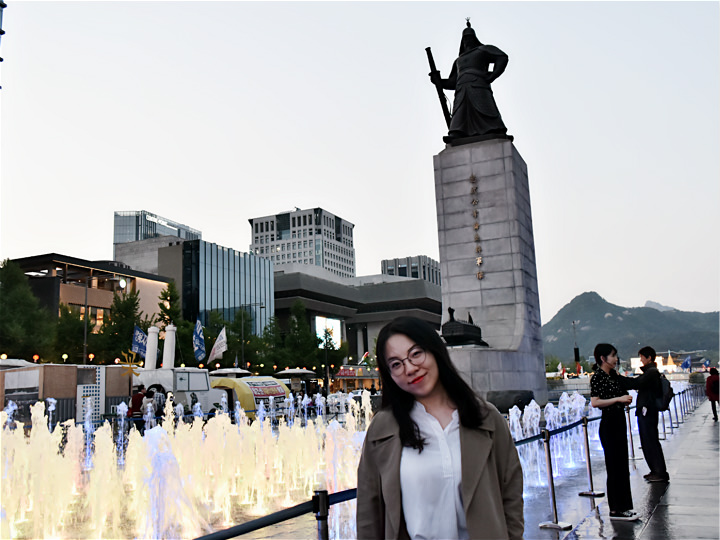 和李舜臣将军铜像的合个影!