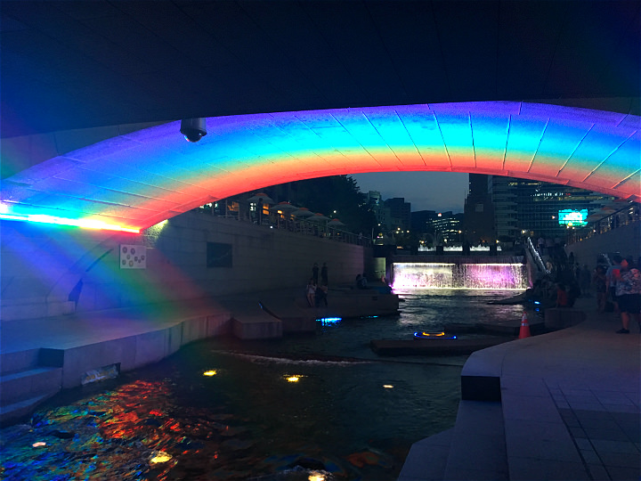 桥下彩虹灯
