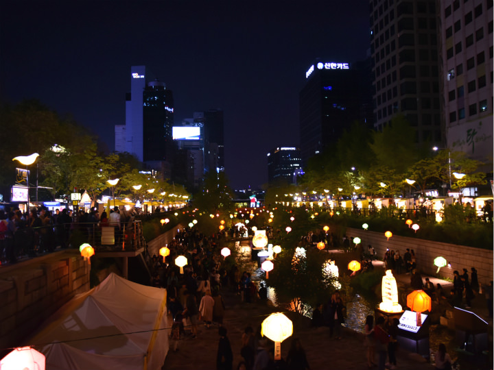 从桥上看到清溪川灯节别有一番魅力