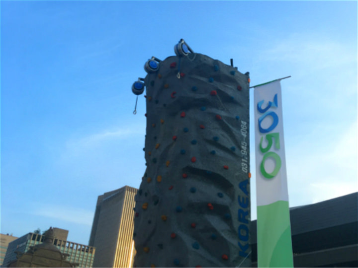 国立公园50周年活动最近在光化门举行,广场上就有简易攀岩设施