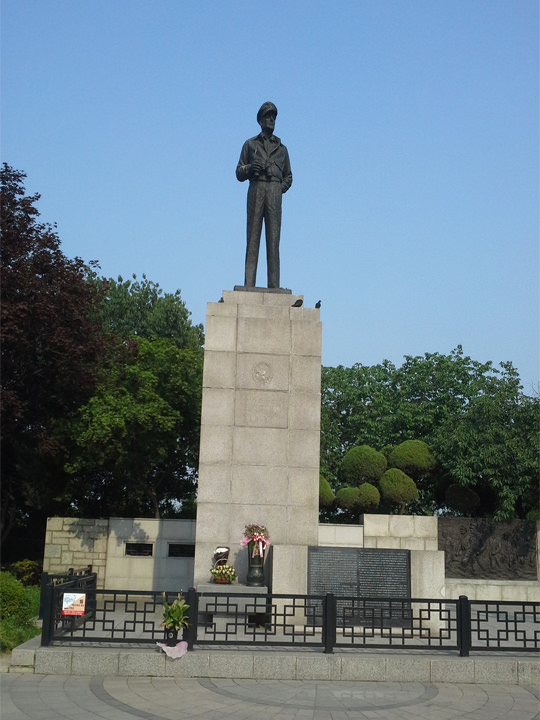 美国麦克阿瑟将军铜像