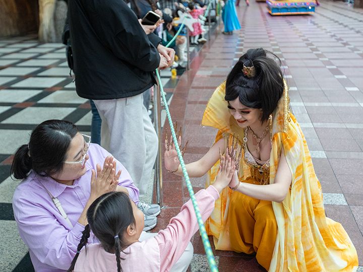 和孩子击掌互动