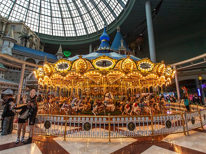 旋转木马前,亮灯之后更加漂亮!