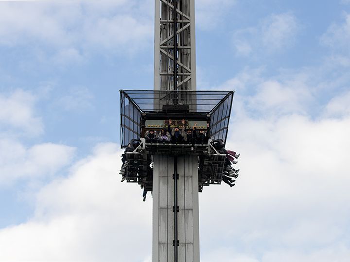 高空蹦极
连续3次上下垂直跳跃,如蹦极一般反复的惊喜刺激