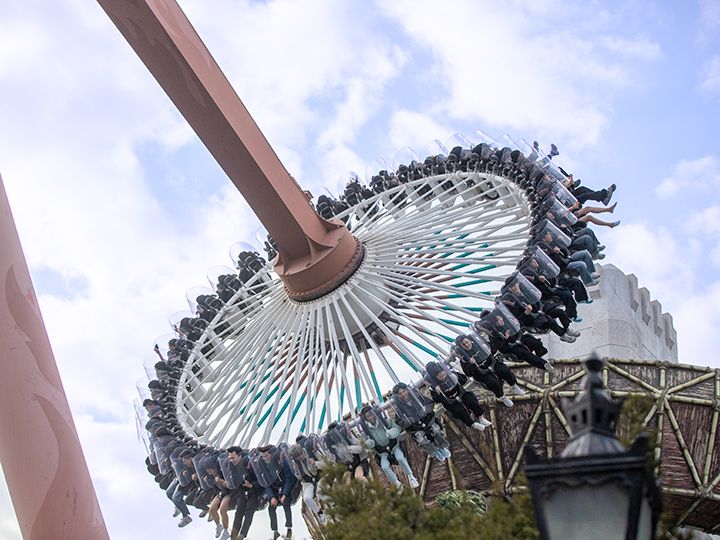 新高空秋千
像龙卷风般的回旋,同时又如钟摆一样左右剧烈摇晃,惊险刺激