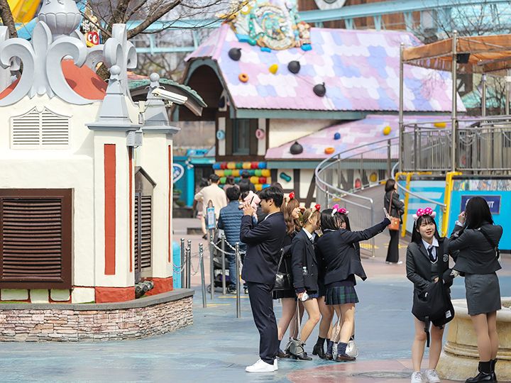 随处可见穿着高中生校服的人