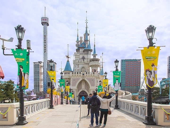 城堡正门的连接桥上