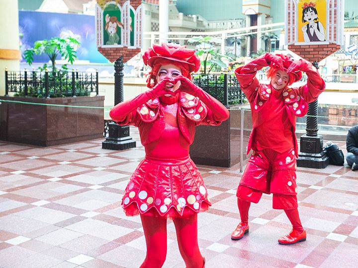 向观众们比心的演员们