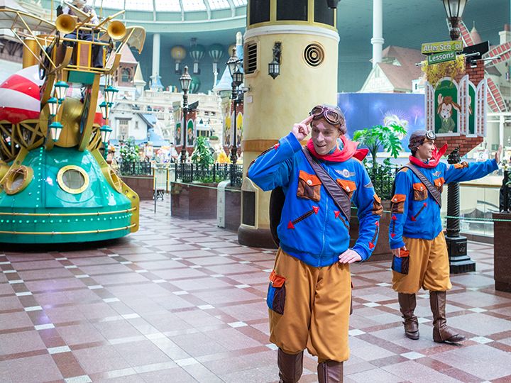 帅气的男演员们热情打招呼