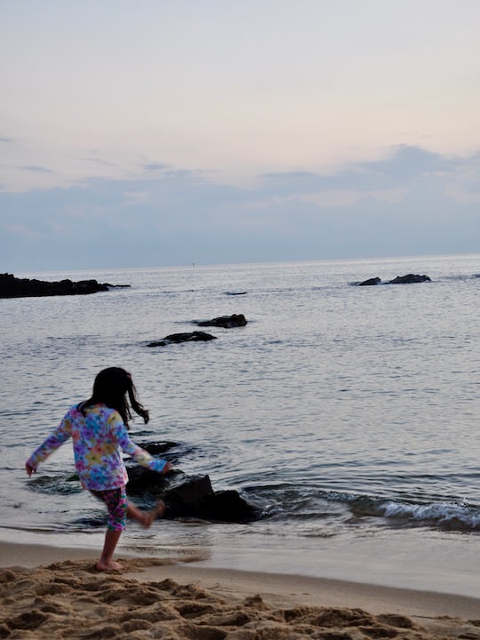 在海边等待日出的小菇凉