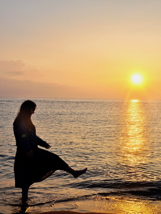 在海边等待日出的小编