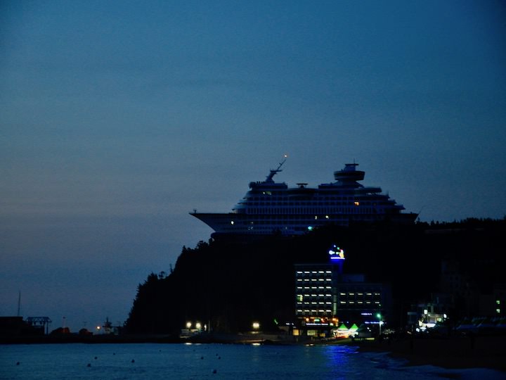 海岸岩石上的sun cruise