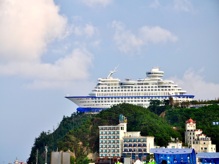 海岸岩石上的sun cruise