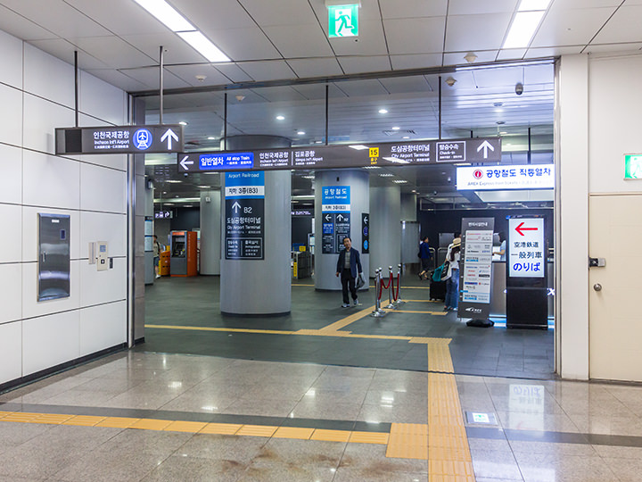 去金浦国际机场的一般列车,沿着蓝色指示前进吧!