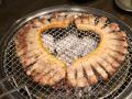 人气菜单“烤五花肉”，摆成爱心型提供给客人 ※照片提供：首尔N四季酒店