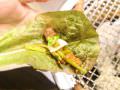 用生菜包大蒜、凉拌葱一起吃 ※照片提供：首尔N四季酒店