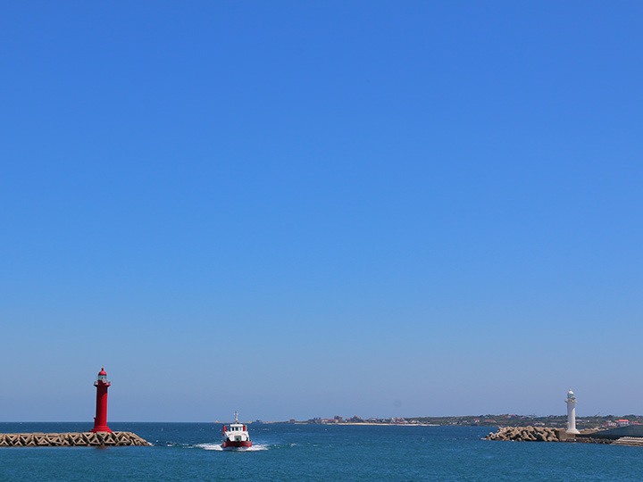 相望的红白灯塔