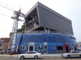 1层入驻咖啡厅和餐厅