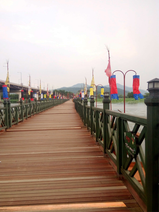 重现正族时代的舟桥,连接洗美苑和两水里。