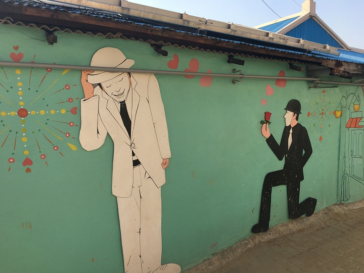 女孩子可以站在前面跟笔画合影