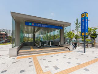 从京义・中央线 、地铁6号线孝昌公园站线的5号出口，走出即能到达