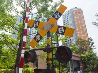 一部分火车轨道和铁路平交道被保留下来