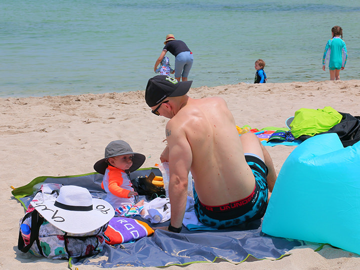 那天的目光都被这一家人吸引住了
后面还有3个小孩呢