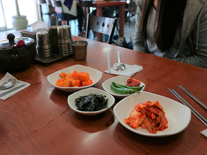 阿珠妈会送小菜来 桌上有一桶海苔可以自行取用