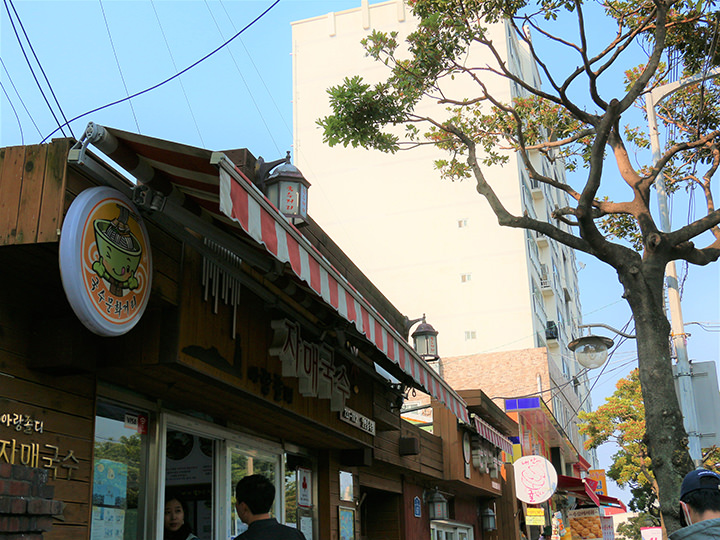 就在姊妹面线的旁边~