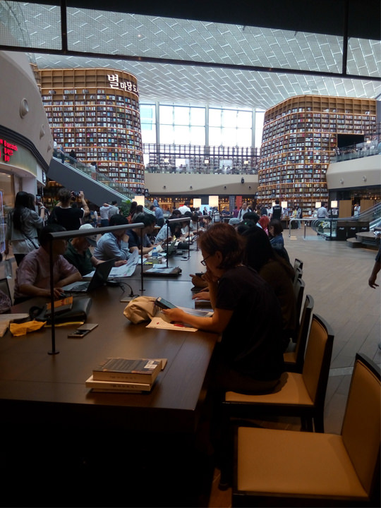 正在认真阅读的人