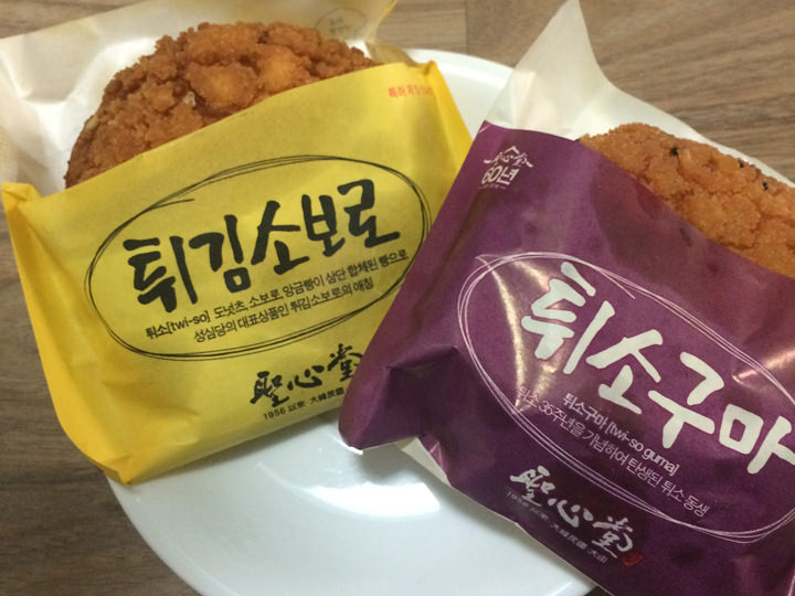 红豆馅油炸菠萝包(左)、红薯馅油炸菠萝包(右)