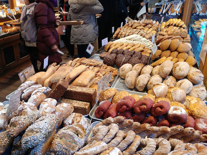 店内还有各种美味的面包