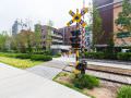 部分火车轨道和铁路平交道被保留下来，充满怀旧感
