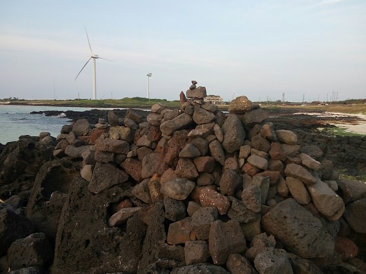 路边堆砌的石块