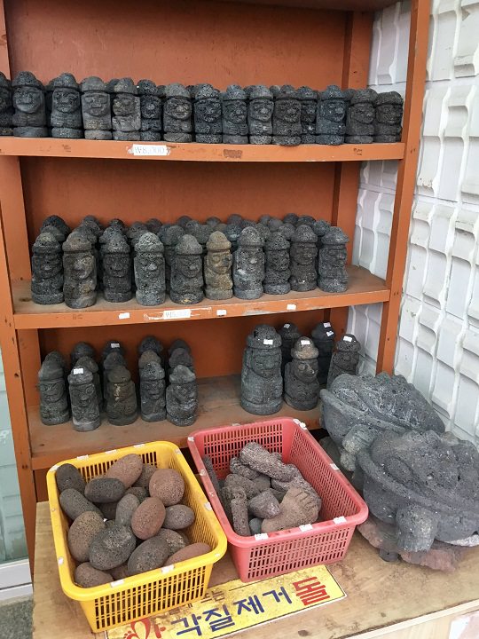 龙头岩附近贩卖各种形状的石头的小店