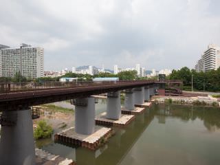 跨越中浪川的“京春铁桥”