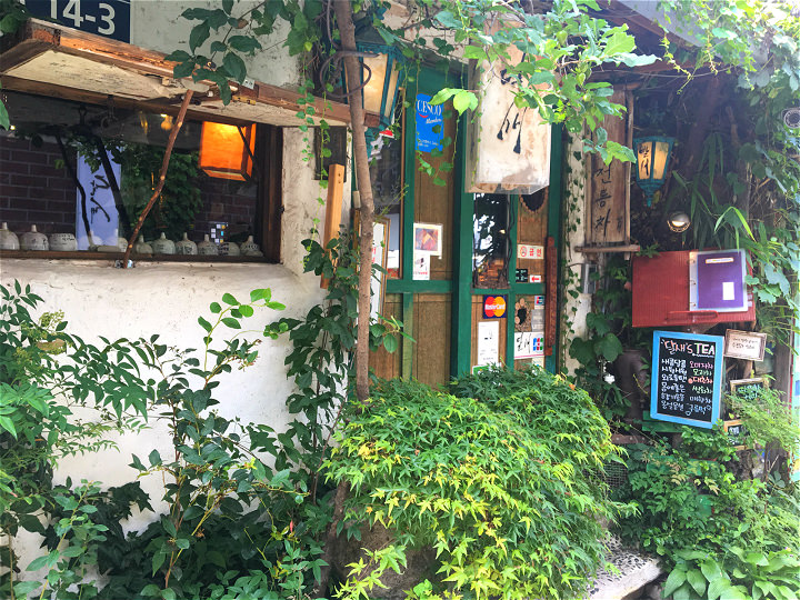 店门藏得确实很深,而且很小