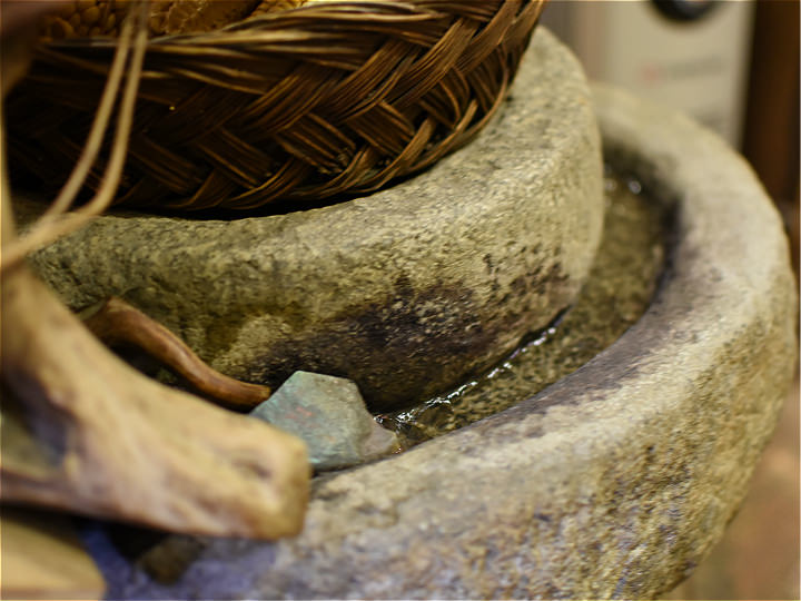 进门左侧有流水声,原来是这个像磨的东西