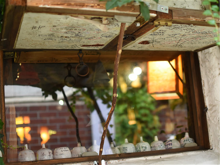 窗口摆的小茶壶很可爱