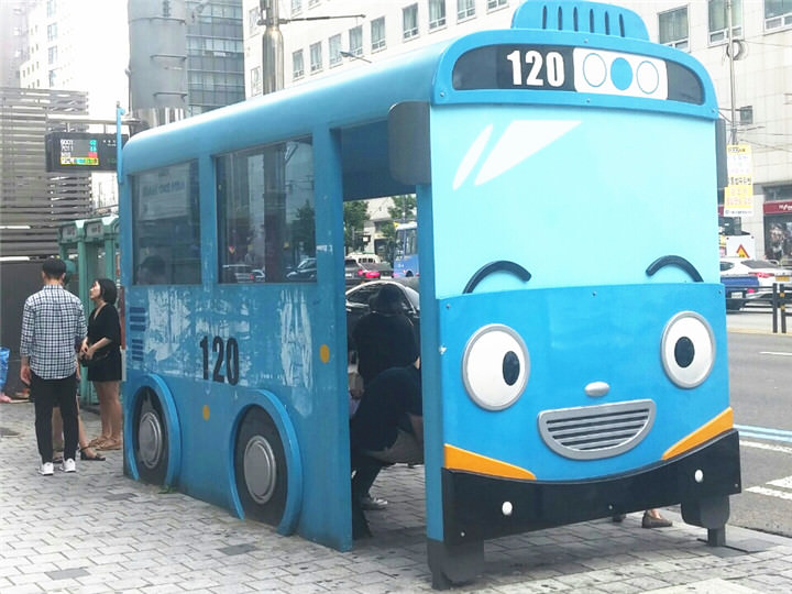 明洞站3号出口往前走可以遇见卡通巴士站