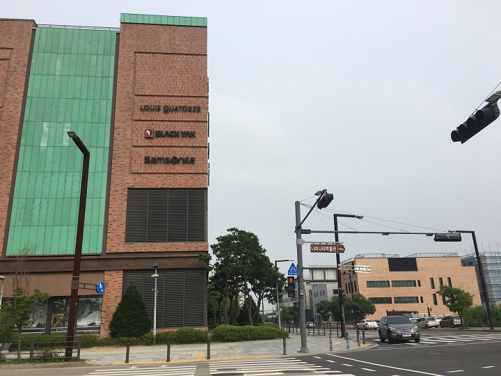 连接停车场与奥莱之间的人行道