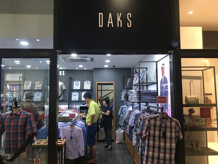 DAKS