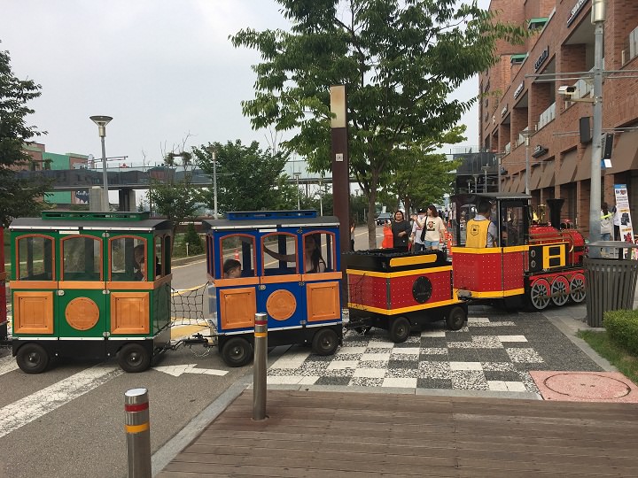 可以跟父母一起乘坐的穿梭小火车